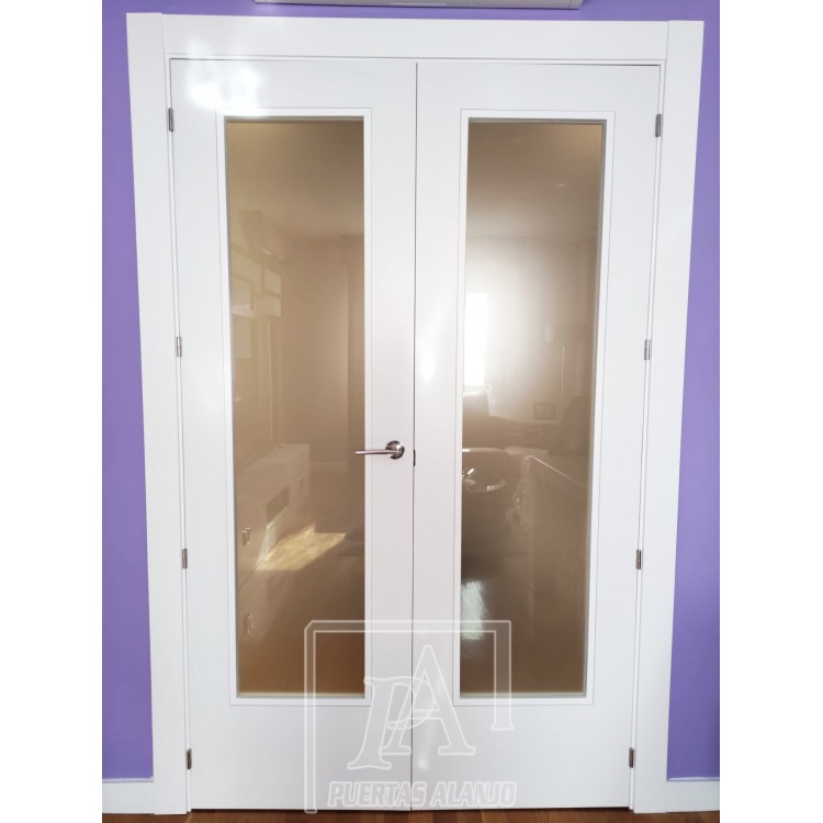 Puerta vidriera con junquillo embutido en blanco lacado