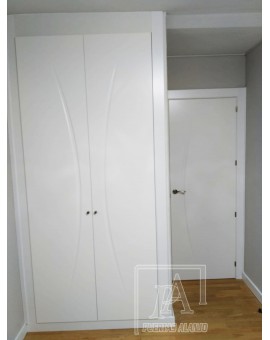 Puerta abatible ciega-vidriera,corredera ciega ,carpelino y frente de armario en blanco lacado