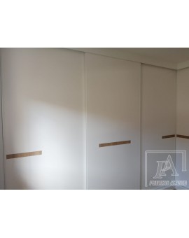 Armario de puertas correderas en blanco con roble e interior en roble