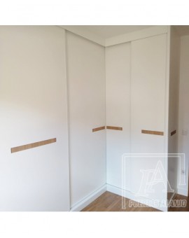 Armario de puertas correderas en blanco con roble e interior en roble