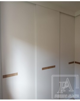 Armario de puertas correderas en blanco con roble e interior en roble