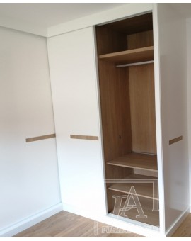 Armario de puertas correderas en blanco con roble e interior en roble