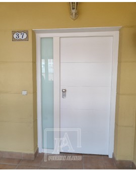 Puerta acorazada con fijo de cristal blindado blanco