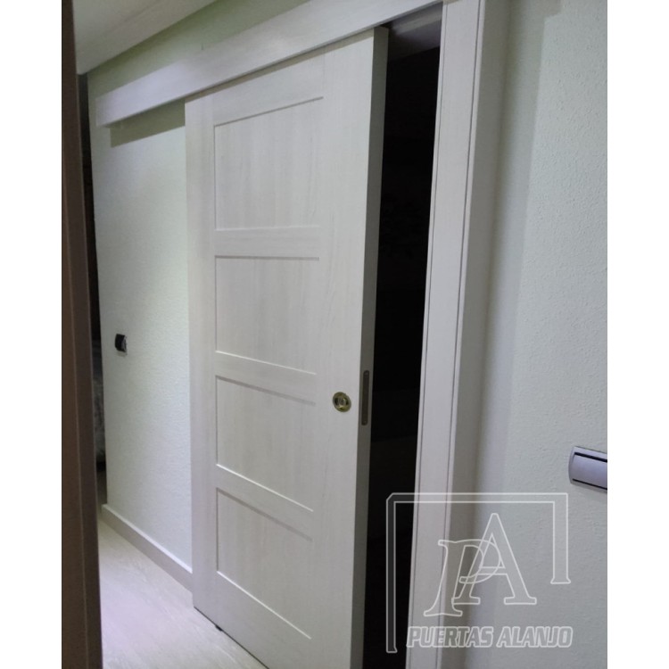 Puerta Corredera por fuera de la pared con galeria