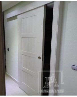 Puerta Corredera por fuera de la pared con galeria