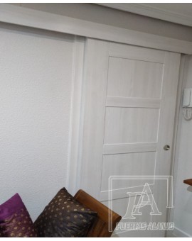 Puerta Corredera por fuera de la pared con galeria